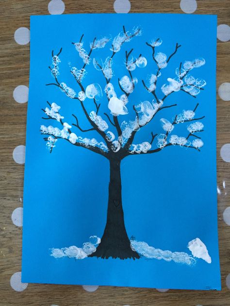 Fingerprint snowy tree Snowy Tree Craft, Snow Crafts For Kids, Snowy Trees Painting, Winter Tree Crafts, Painting Crafts For Kids, Snow Crafts, Winter Crafts Preschool, Easy Toddler Crafts, Preschool Winter