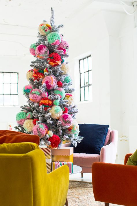 Christmas Room Decor Diy, Tree Themes, Cool Christmas Trees, Decoration Originale, Boho Christmas, Christmas Trends, Colorful Christmas Tree, Noel Christmas, Christmas Inspiration