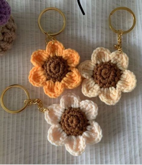 Hand Embroidery Keychain, Crochet Animal Keychain, Crochet Keychain Ideas, Crochet Hand Warmers, Keychain Patterns, Coasters Crochet, Popup Shop, Crochet Fairy, Quick Crochet Patterns