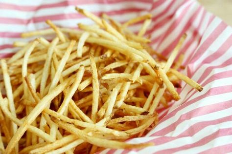 Crispy Julianne fries Ways To Eat Potatoes, French Fry Recipe Baked, Shoestring Fries, Deep Fryer Recipes, Sandwich Sides, Oven Baked Recipes, Cooking Basics, Russet Potatoes, Healthy Appetizers