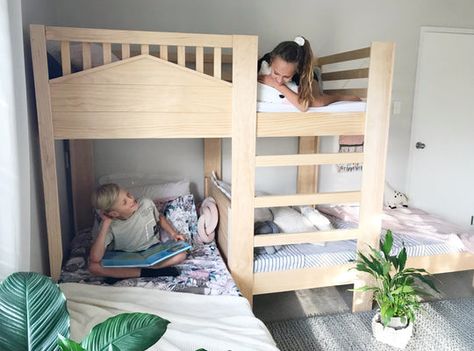 We are New Zealand based design studio that makes charming kids furniture from New Zealand pine which your kids will love! We offer a wide range of wooden bunk beds, loft beds, single beds and playhouses. Tripple Bunk Bed, Cabin Kids Room, Boys Bedroom Modern, Bunk Beds Loft, Bunk Beds Small Room, Beds Loft, Beds Single, Sibling Room, Girls Bunk Beds