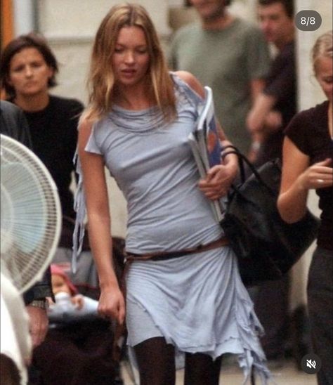 Kate Moss Outfit, Kate Moss Street Style, Moss Dress, Kate Moss 90s, Kate Moss Style, Queen Kate, Walking Down The Street, Kate Moss, Hippie Chic