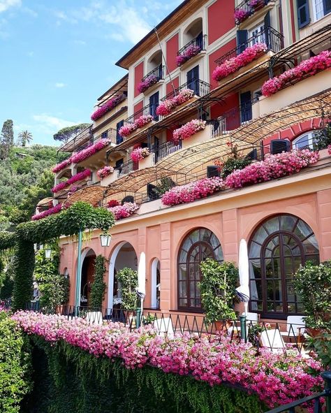 Luxury Travel. on Instagram: “Belmond Hotel Splendido #Portofino 🌺🇮🇹 #belmondpostcards” Splendido Portofino, Italy Spring, Italy Coast, Portofino Italy, Belmond Hotels, Italy Hotels, European Aesthetic, Garden Living, Nice France