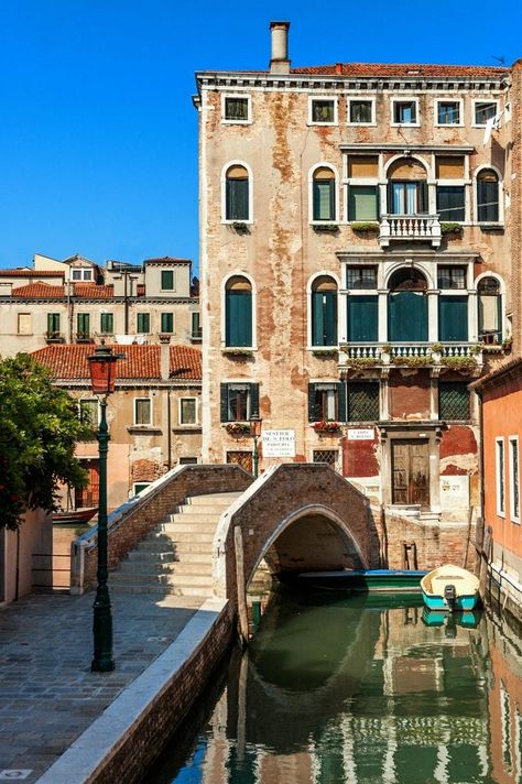 Venezia: 4 motivi per visitarla in autunno — Giorni Rubati Venice Painting, Travel Trailer Camping, Travel Trailer Remodel, Travel Quotes Adventure, Grand Canal, California Travel, Greece Travel, Venice Italy, Travel Aesthetic