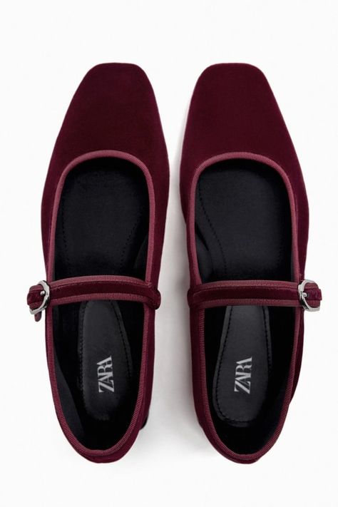 Burgundy Ballet Flats, Velvet Ballet Flats, Zapatos Mary Jane, Shoes Heels Classy, Velvet Flats, Chunky Loafers, Velvet Shoes, Chic Shoes, Black Ballet Flats