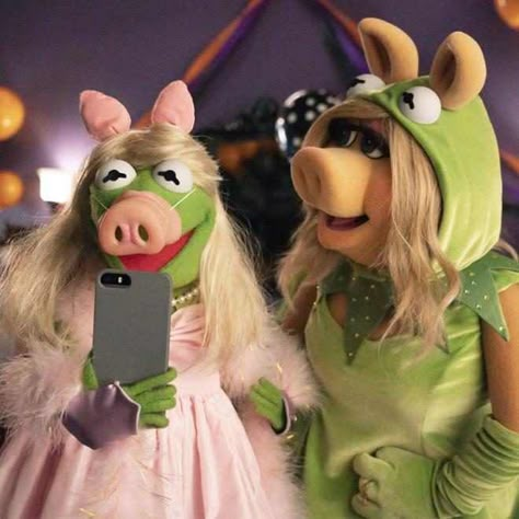 Muppets Haunted Mansion, Muppets Take Manhattan, Minute To Win, Minute To Win It Games, The Muppets, Minute To Win It, Miss Piggy, Kermit The Frog, The Frog