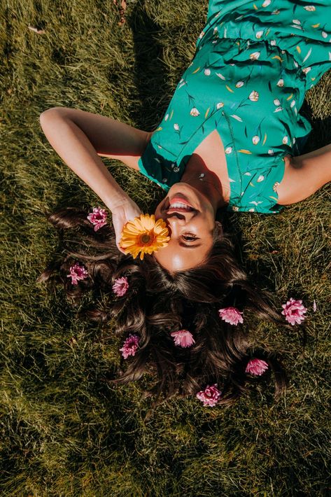 Flowers in Hair Unique Posing Ideas for Instagram - follow me here on Pinterest if you love spring photography, spring posing ideas, and spring style! Cute Spring Photoshoot Ideas, Pose Ideas For Women, Garden Pictures Poses, Spring Poses, Painting Poses, Podcast Photoshoot, Posing Pictures, Spring Picture Ideas, Flower Shoot