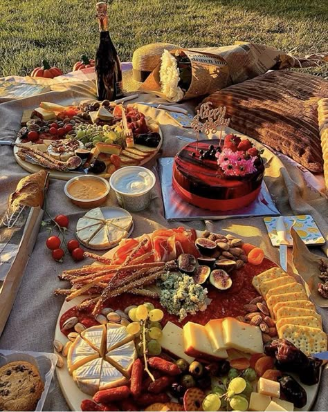 Spanish Picnic, Classy Picnic Food, Pick Nick, Pic Nic, Charcuterie Picnic, Picnic Date Food, Picnic Essentials, Picnic Theme, Picnic Inspiration