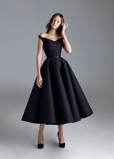 Black Flare Dress, Roll Dress, Flare Gown, Classy Dress Outfits, Classy Dress, Fancy Dresses, Ball Dresses, Elegant Dress, Guest Dresses