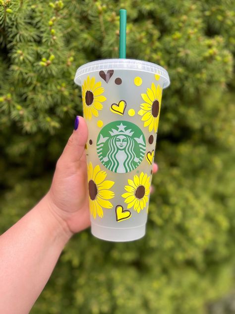 Sunflower Starbucks Cup, Sunflower Cup, Starbucks Locations, Summer Cups, Cup Handmade, Starbucks Logo, Pretty Cups, Handmade Cups, Flower Cup