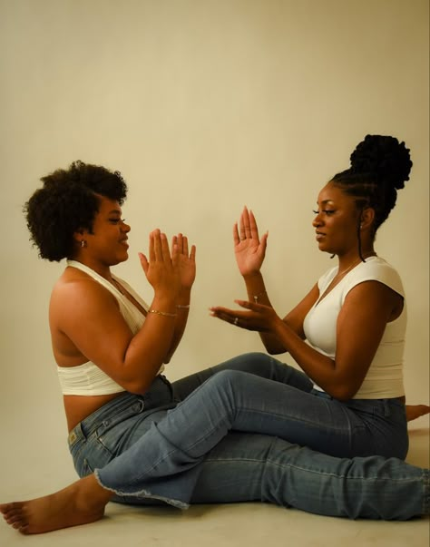 Twin Photo Shoot Ideas Sisters, Bestie Shoot Ideas, Black Friends Photoshoot, Sister Photoshoot Black Women, 4 Ppl Poses, Best Friend Photoshoot Black Women, Black Sibling Photoshoot, Best Friend Pictures Photo Shoots Black, Sister Sister Aesthetic