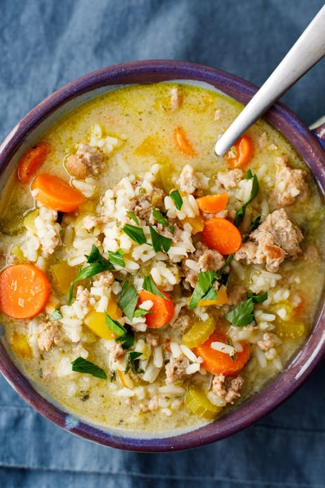 This easy ground turkey and rice soup recipe is a warm, comforting and hearty soup that will make you feel cosy this fall! Ground Turkey And Rice, Turkey And Rice Soup, Turkey Rice Soup, Turkey And Rice, Ground Turkey Soup, Ground Turkey Recipes Healthy, Healthy Ground Turkey, Turkey Soup Recipe, Rice Soup Recipes