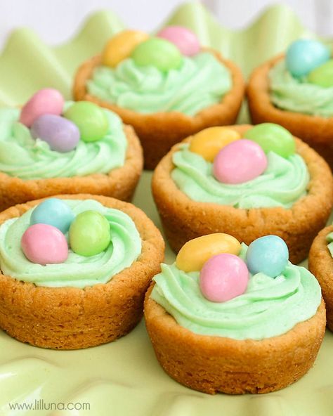 Last-Minute Easter desserts - cute AND delicious!! { lilluna.com } Easy, colorful, and quick to put together! Easter Basket Cookies, Fun Easter Treats, Homemade Buttercream, Cookie Cups Recipe, Easter Sweets, Easter Desserts Recipes, Slow Cooker Desserts, Easter Baking, Easter Goodies