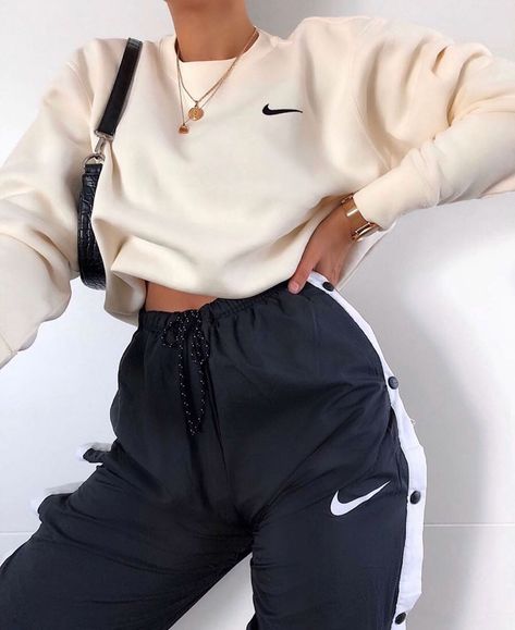 𝐂𝐥𝐨𝐭𝐡𝐢𝐢𝐞𝐬 on Instagram: “Nike outfits Follow @clothiies for more! ✨” Fashion Outfits Hijab, Rok Outfit, Lazy Outfits, Popular Outfits, Cute Comfy Outfits, Teenager Outfits, Mode Inspo, Sporty Outfits, 가을 패션