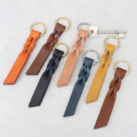 Leather Keychain Diy, Embroidery Bracelet, Diy Leather Working, Bike Chain Bracelet, Tassel Keyring, Leather Key Holder, Embroidery Bracelets, Leather Workshop, Bike Chain