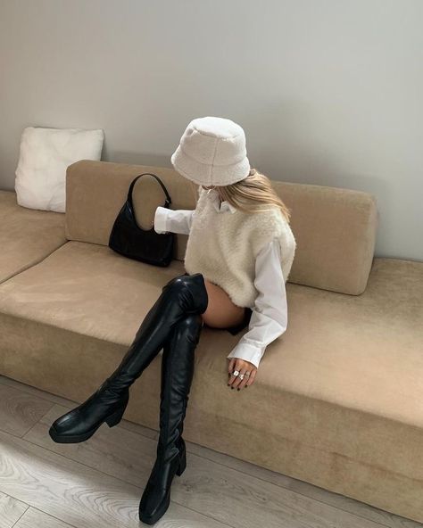 Woman wearing white fluffy bucket hat, knit vest over white oversized skirt and black knee high boots White Bucket Hat Outfit, Bucket Hat Outfit, Hat Outfit, Outfits With Hats, How To Pose, Winter Fits, Winter 2022, Outfits Casuales, Fall Winter Outfits