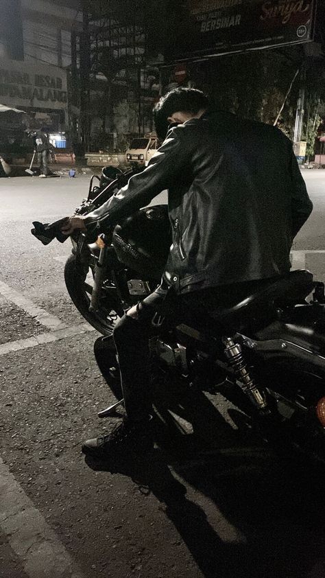 Night ride cowo wattpad cogan motor pfp chara keren cool inspirasi boy badboy riding style outfit black Motorcycle Guy, Image Moto, Bike Aesthetic, Gentleman Aesthetic, Motorcycle Aesthetic, Biker Aesthetic, Motorcycle Men, Biker Boys, Pretty Bike