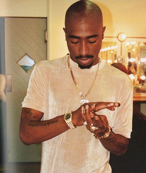 Nineties Milk on Instagram: “Tupac pictured behind the scenes at the set of Hit Em Up in June, 1996.” Young Thug Shirt, Look Hip Hop, Tupac Makaveli, Tupac Art, Tupac Wallpaper, Looks Hip Hop, Tupac Pictures, Real Hip Hop, Jhene Aiko