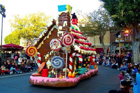 gingerbread house cubicle decorating ideas | Mini candy canes on the corners | Gingerbread House Decorating Ideas Gingerbread House Float, Christmas Parade Floats, Homecoming Floats, Mini Candy Canes, Holiday Parades, Boat Parade, Christmas Golf, Gingerbread House Decorations, Candy House