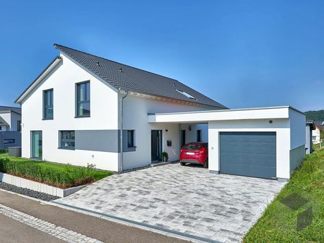 Garage seitlich am Zweifamilienhaus "Haus Buchwald" von Fertighaus WEISS | Häuser und Anbieter schnell und einfach vergleichen - Finden Sie jetzt Ihr Traumhaus auf Fertighaus.de | #garage #Zweifamilienhaus #carport Enclosed Carport, Carport Garage, Modern Garage, Red Roof, Garage House, House Front, Bungalow, House Exterior, Roof