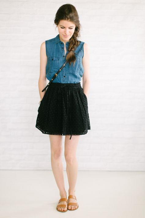 Cool idea for fall wardrobe outfit- sleeveless chambray in blue, eyelet skirt in black and sweet sandals. Sleeveless Chambray, Peach Shirt, Eyelet Skirt, Clothing For Tall Women, Rock Outfit, October 1st, Summer Capsule Wardrobe, Wardrobe Outfits, Outfit Trends