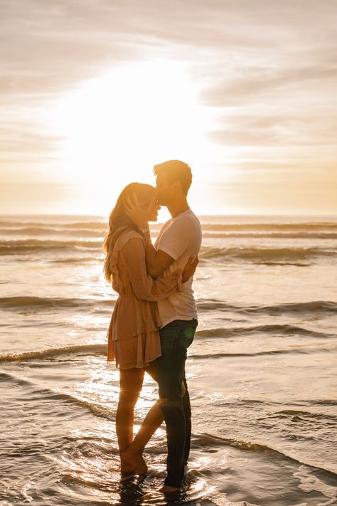 Couple Beach Pictures Romantic, Beach Save The Date Photos, Couple Poses On Beach, Beach Pics With Boyfriend, Engagement Photoshoot Ideas Beach, Save The Date Photoshoot, Couple Beach Photoshoot, Date Photoshoot, Beach Poses With Boyfriend