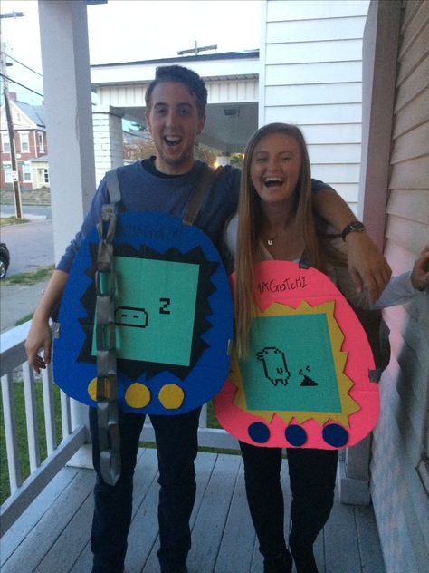 DIY couples Tamagotchi Halloween costumes Tamagotchi Halloween Costume, Tamagotchi Costume, Scream Couple, Breaking Bad Halloween Costume, Diy Halloween Costumes For Couples, Moda Disco, Carnaval Diy, Halloween Costumes For Adults, Halloween Costumes Diy Couples