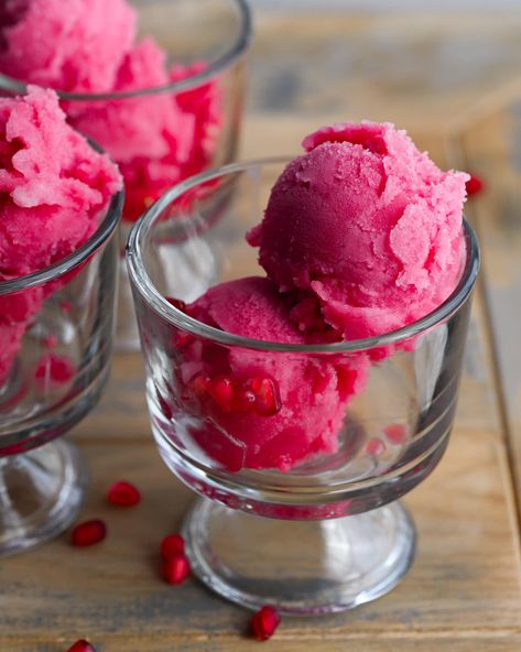 Pomegranate Sorbet Pomegranate Sorbet Recipe, Cranberry Sorbet, Alternative Christmas Pudding, Sorbet Dessert, Pom Juice, Pretty Presentation, Granitas, Christmas Pudding Recipes, Christmas Cranberry