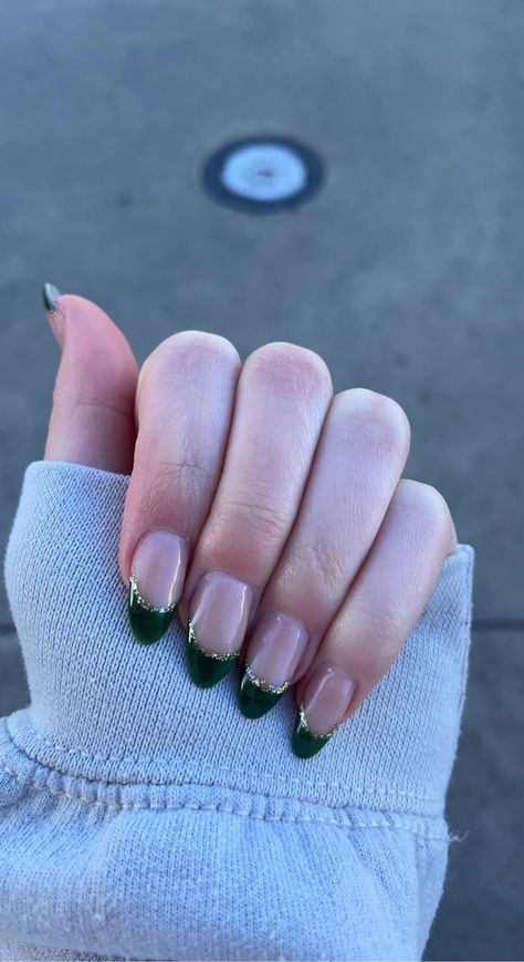 French Tips Emerald Green, Dark Green Nails With Gold French Tip, Nail Inspiration Dark Green, Green French Nails With Gold, Acyrilics Nails Green, Dark Green And Gold French Tip Nails, Emerald Nails French Tip, Cute Green And Gold Nails, Gold And Forest Green Nails