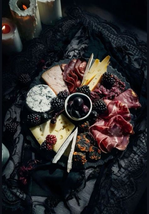 Dark Cheese Board, Witch Theme Charcuterie Board, Luxury Cheese Board, Food Bar Aesthetic, Black Cheese Board, Charcuterie Board Dark Aesthetic, Appetizers For Party Aesthetic, Witchy Themed Food, Goth Charcuterie Board