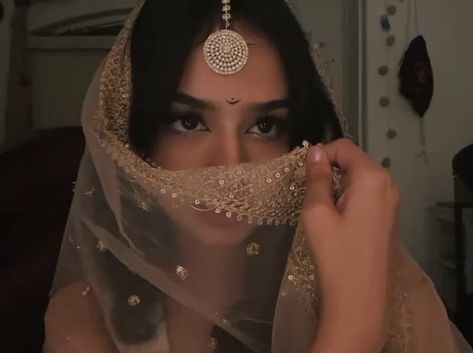 South Asian Aesthetic, Desi Love, Pani Puri, Mode Turban, Traditional Indian Dress, Desi Aesthetic, Desi Fashion Casual, Indian Dresses Traditional, Desi Clothes