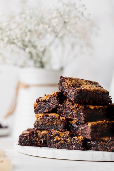 These brown butter brookie bars are a combination of chocolate chip cookies and fudgy brownies. It has a layer of fudgy brownie with brown butter chocolate chip cookies on top. The brown butter helps to give the bars a gourmet flavor and it reduces the sweetness. Brookie Bars, Chocolate Chip Cookie Dough Brownies, Brookies Recipe, Butter Carrots, Brown Butter Chocolate Chip Cookies, Chocolate Chip Blondies, Grain Free Desserts, Browned Butter, Delicious Pumpkin