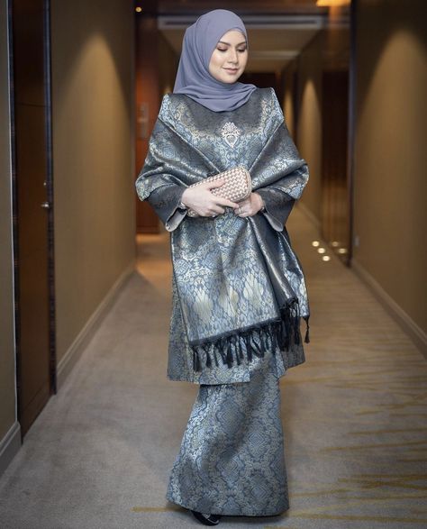 Songket Kurung, Songket Design, Malaysian Dress, Baju Kurung Moden Style, Malay Wedding Dress, Trendy Dress Styles, Muslimah Wedding Dress, Muslimah Wedding, Baju Kurung Moden