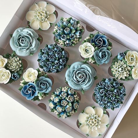 Pretty Easter Cakes, Pretty Baking Ideas, Sharable Desserts, Blue Flower Cupcakes, Cupcake Flower, Cupcake Decorating Tips, Cupcake Cake Designs, Floral Cupcakes, Cake Decorating Frosting