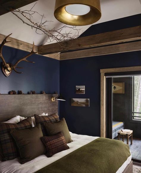 Todd Snyder on Instagram: “Hidden Pond is closed for the season, but don’t we all wish were there right now 🛏 Photo Credit: @douglasfriedman . #archdigest…” Midnight Blue Walls, Made Bed, Cabin Living Room, Northern Maine, Hale Navy, Cabin Bedroom, Ski Decor, Cabin Living, Todd Snyder