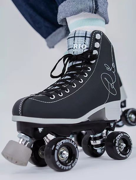 Pretty Roller Skates, Black Roller Skates, Best Roller Skates, Rio Roller, Roller Skating Outfits, Roller Blades, Skate Photos, Quad Roller Skates, Roller Skate Shoes