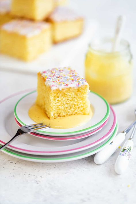 This old fashioned school cake topped with a simple glaze and sprinkles is just the simple retro bake we all need right now! Easy to make all in one bowl and delicious served plain or with warm vanilla custard. Cake And Custard, Milk Cakes, Easy Bake Cake, Berry Cheesecake Recipes, Cake With Icing, Rum Punch Recipes, School Dinner, School Cake, Tray Bake