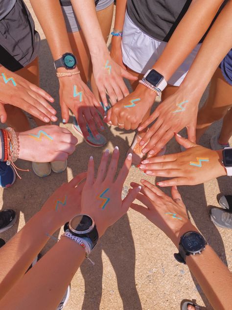 Colour Run Aesthetic, Run Club Ideas, Running Community, Running Group Aesthetic, Friends Running Aesthetic, Running Club Aesthetic, Run Club Aesthetic, Run Club, Cute Running Outfit