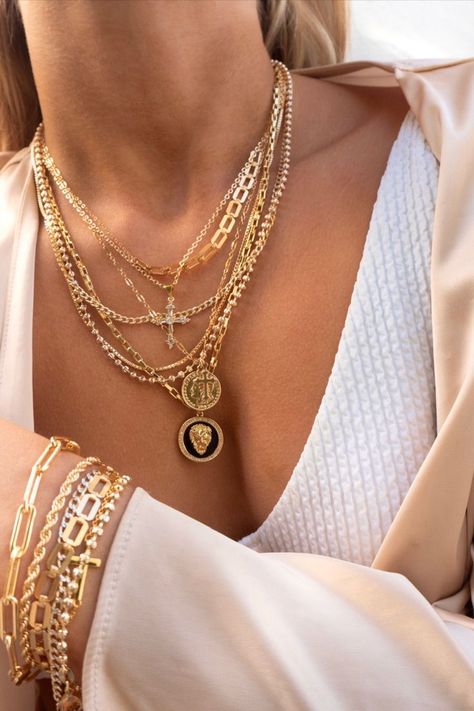 Boho Fashion Over 40, Expensive Diamond, Chic Fall Outfits, Chunky Chain Necklaces, Classy Jewelry, Stacked Jewelry, Gold Necklace Layered, Link Up, Girly Jewelry