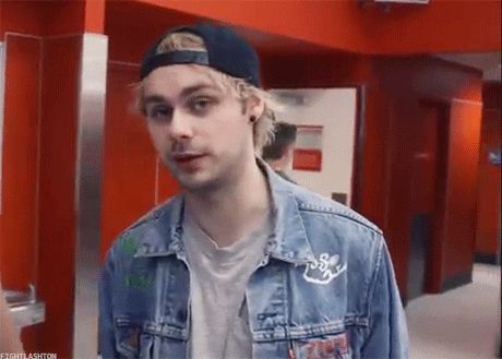 Michael Clifford Gif, Michael 5sos, 5sos Michael, Skin Brushing, Five Seconds Of Summer, Blonde Boys, Michael Clifford, Bleach Blonde, Save My Life