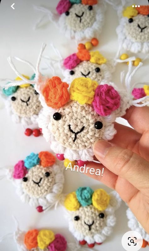 Crochet Llama Keychain, Souvenirs A Crochet, Crochet Souvenirs, Crochet Keyring Free Pattern, Crochet Baby Shoes Tutorial, Crochet Key Cover, Crochet Hair Clips, Crochet Brooch, Crochet Mermaid