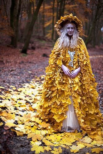 Kirsty Mitchell - cloak inspiration. Kirsty Mitchell, Autumn Queen, Costume Carnaval, Nature Fashion, Autumn Look, Fantasy Costumes, Telling Stories, Scene Photo, Mellow Yellow