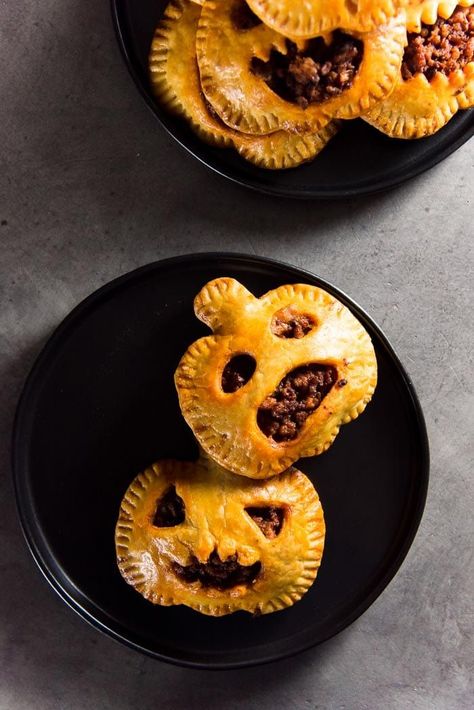 These Halloween menu ideas will be a hit at your next party. Halloween And Fall Recipes, Spooky Savory Food, Hand Foods For Dinner, Vegan Halloween Recipes Savory, Clever Funny Halloween Costumes, Vegan Halloween Food For Party, Halloween Hot Food, Halloween Meat Pies, Spooky Potluck Ideas