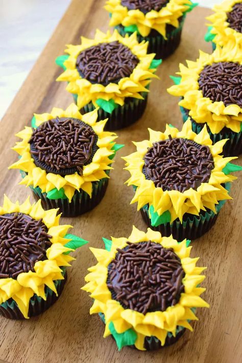 Sunflower Decorations, How To Make Sunflower, Sunflower Birthday Parties, Sunflower Cupcakes, Bee Cupcakes, Cupcake Videos, Sunflower Party, Sunflower Baby Showers, Sunflower Bridal Shower