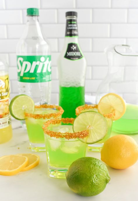 Learn how to make the ultimate Midori sour with our easy recipe. Perfect for summer parties, this vibrant green cocktail is refreshing and delicious. Sangria Vodka Recipe, Midori Sour Recipe, Midori Drinks, Margarita Sangria, Cherry Whiskey, Midori Sour, Blood Orange Cocktail, Vodka Sour, Cherry Vodka