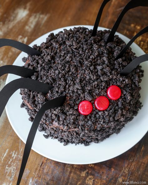 Chocolate Oreo Spider Cake - a delicious chocolate cake topped with homemade chocolate buttercream frosting and Oreos with cinnamon eyes and legs - perfect for a creepy Halloween dessert! Chocolate Spider Cake, Halloween Oreo Treats, Creepy Halloween Desserts, Homemade Chocolate Buttercream Frosting, Spooky Halloween Desserts, Thanksgiving Desserts Kids, Spider Cake, Dessert Halloween, Sugar Cookie Cakes