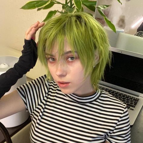 Hair Dye Ideas Short Hair, Short Green Hair, Punk Japanese, Star Girl Aesthetic, 2000s Y2k Aesthetic, Y2k Aesthetic Grunge, Japanese 2000s, Hair Messy, Hair Inspiration Short