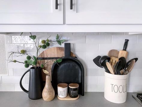 Black And Cream Kitchen, Bedroom Ideas White, Home Decor Craft Ideas, Black Kitchen Accessories, Home Decor Diy Ideas, Tan Kitchen, Baddie Bedroom, Kitchen Shelf Styling, Baddie Bedroom Ideas