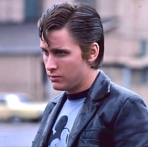 Two Bit Matthews Aesthetic, Outsiders Two Bit, Two Bit Matthews, The Outsiders Two Bit, The Outsiders Cast, Stay Gold Ponyboy, The Outsiders Greasers, The Outsiders 1983, Emilio Estevez