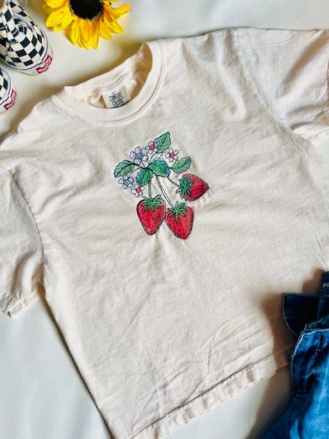 The cutest new item to the shop! The embroidered strawberries design on a comfort colors/next level midi crewneck tee. Trending right now and perfect for summer! Womens Embroidered Shirts, Embroidered Strawberries, Embroidered Strawberry, Strawberry T Shirt, Colorful Summer Outfits, Embroidered T Shirt, Strawberry Shirt, Embroidered Shirts, Cropped Crewneck